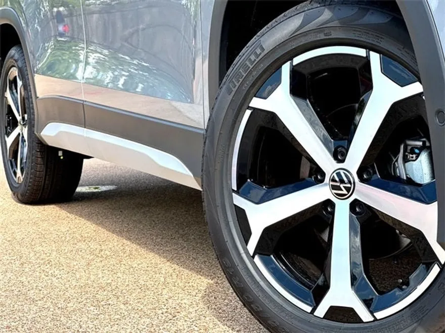 2025 Volkswagen Tiguan SE photo 1