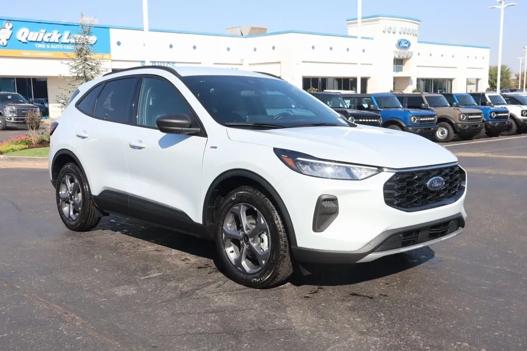 2025 Ford Escape ST-Line photo 1