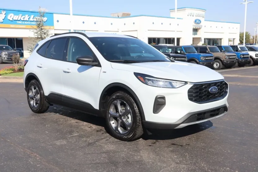 2025 Ford Escape ST-Line photo 1