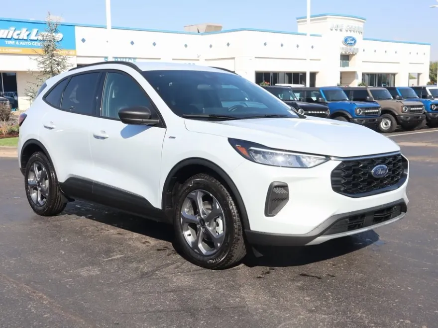 2025 Ford Escape ST-Line photo 1