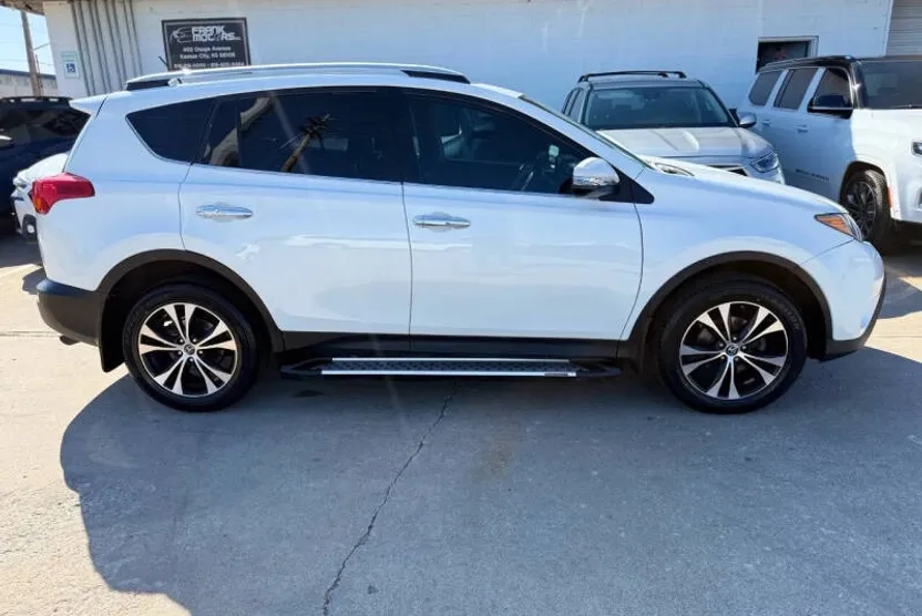 2015 Toyota RAV4 Limited photo 1