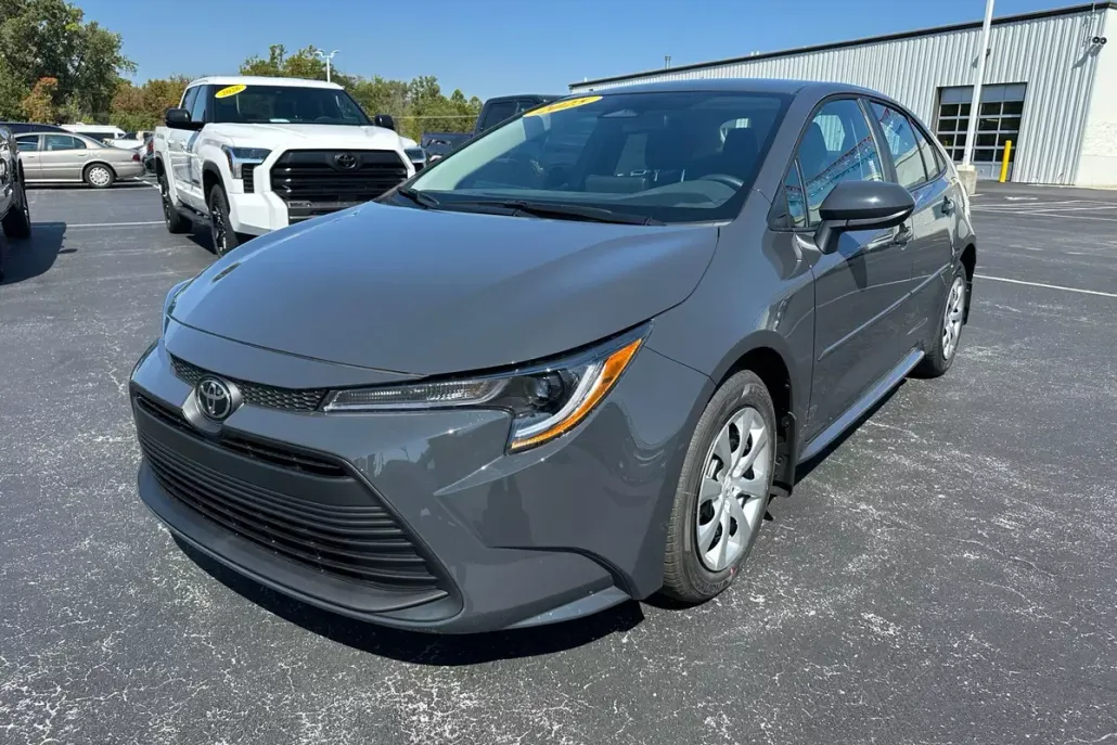 2025 Toyota Corolla LE photo 1