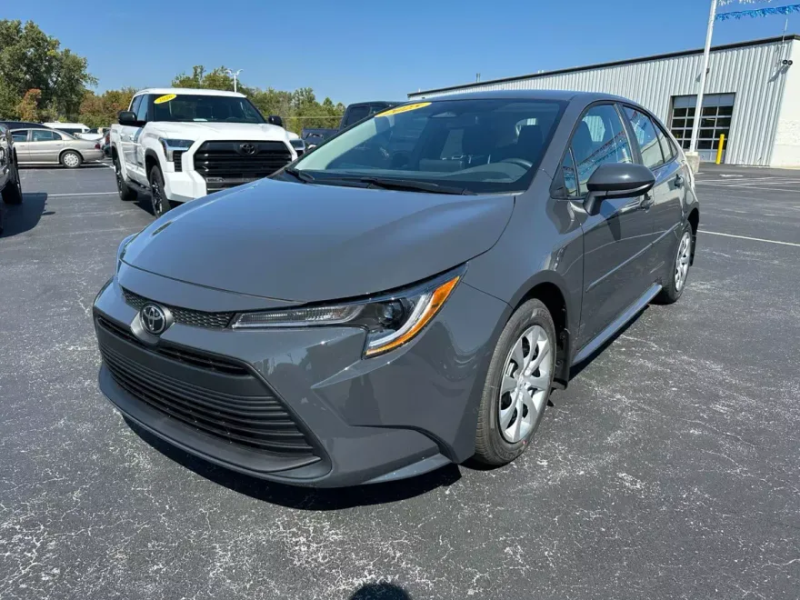 2025 Toyota Corolla LE photo 1