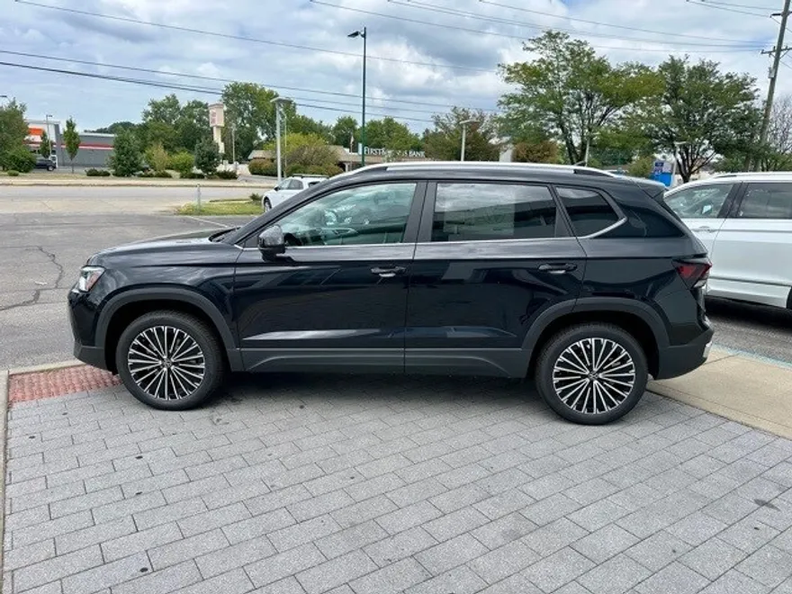 2025 Volkswagen Taos SE photo 1