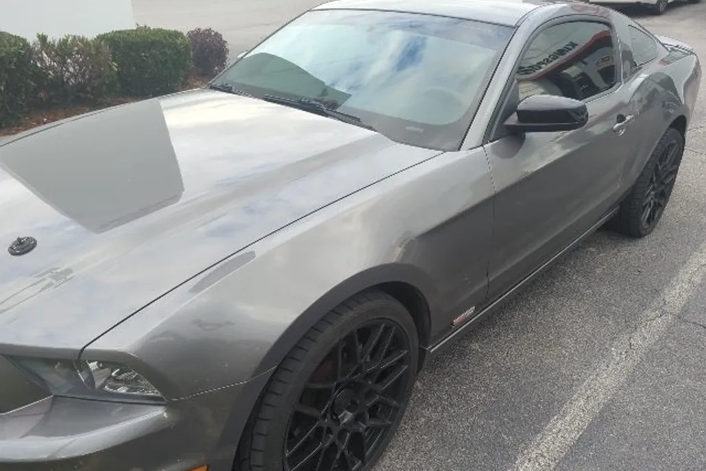 2014 Ford Mustang V6 Premium photo 1