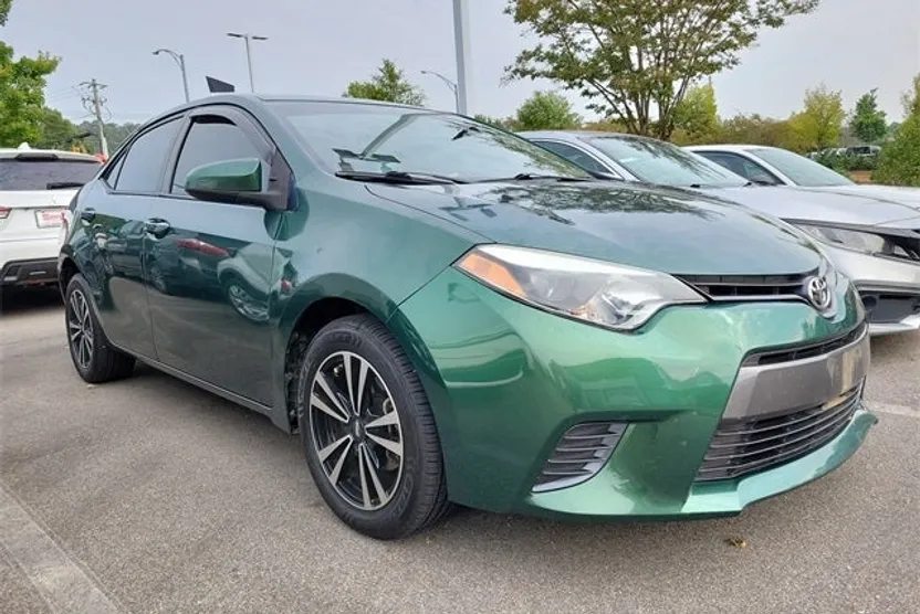2015 Toyota Corolla LE photo 1