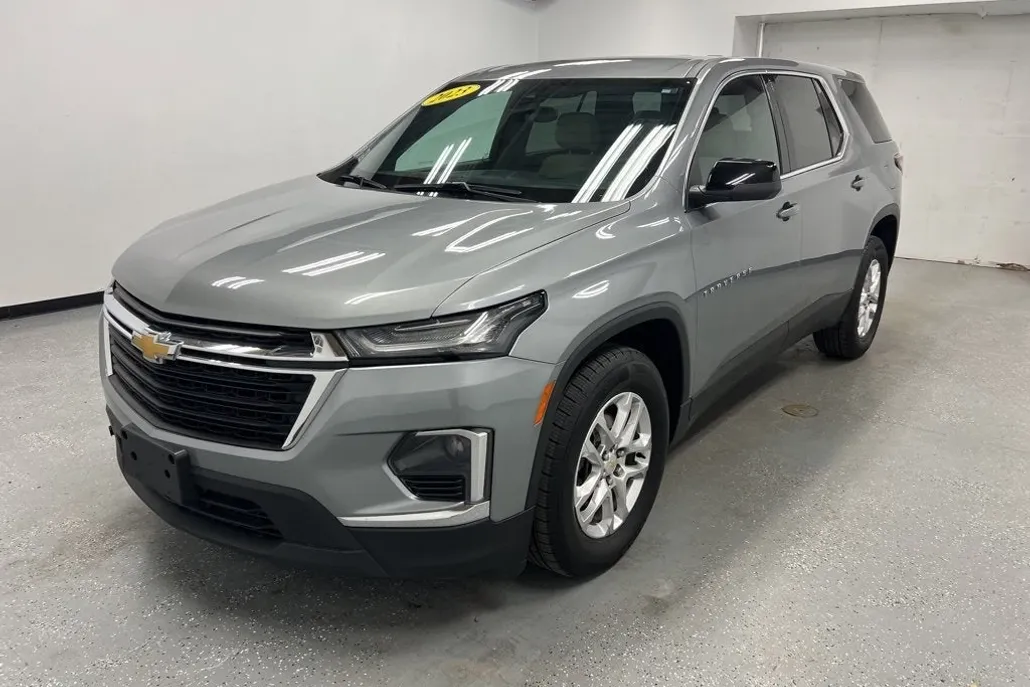 2023 Chevrolet Traverse LS photo 1