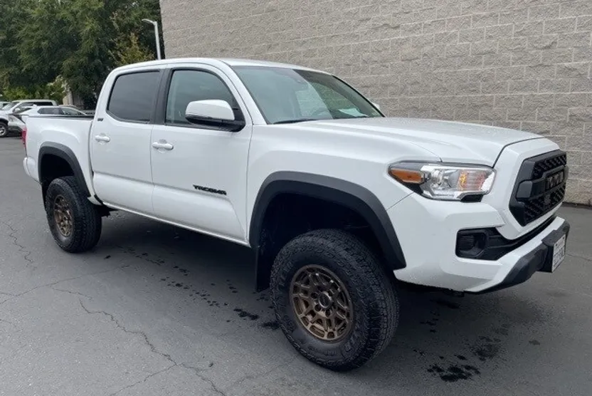 2023 Toyota Tacoma SR5 photo 1