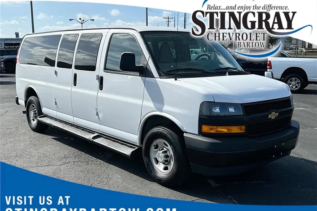 2022 Chevrolet Express Passenger 3500 photo 1