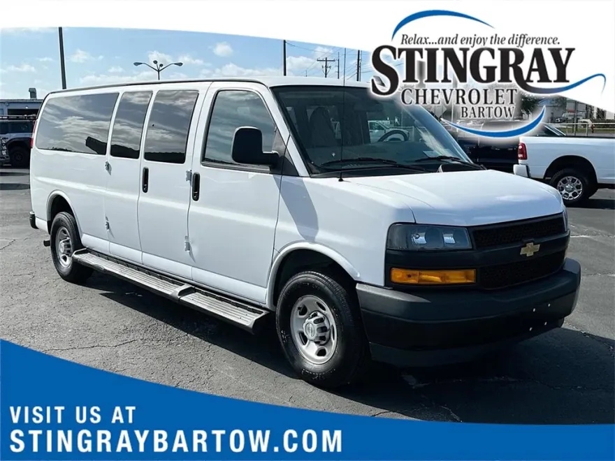2022 Chevrolet Express Passenger 3500 photo 1