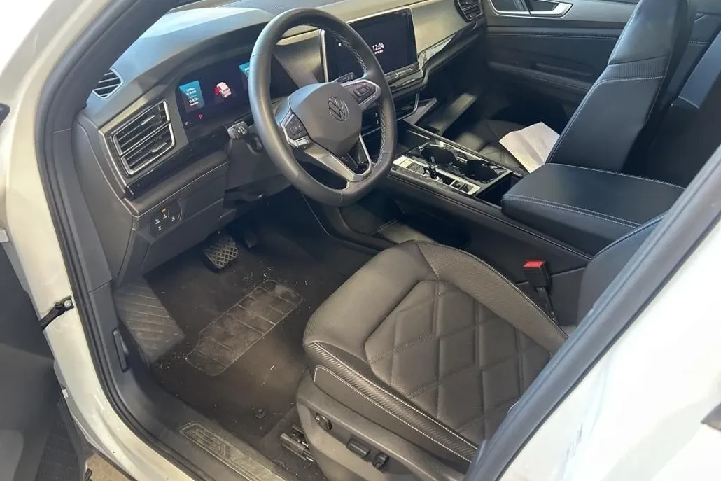 2024 Volkswagen Atlas Cross Sport SE Technology photo 1
