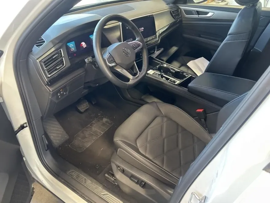2024 Volkswagen Atlas Cross Sport SE Technology photo 1