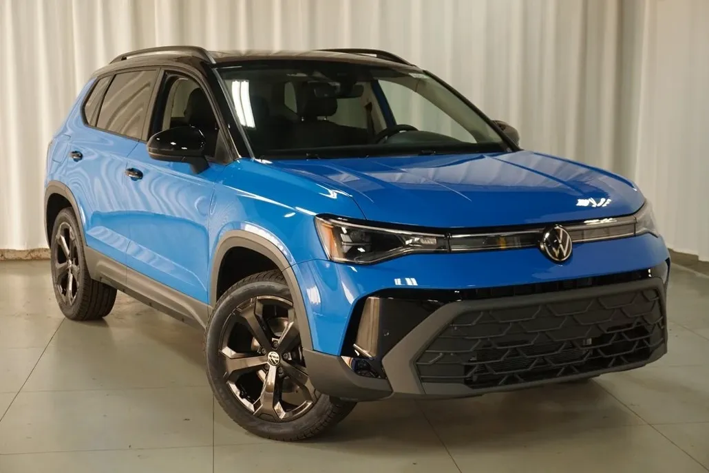 2025 Volkswagen Taos SE photo 1