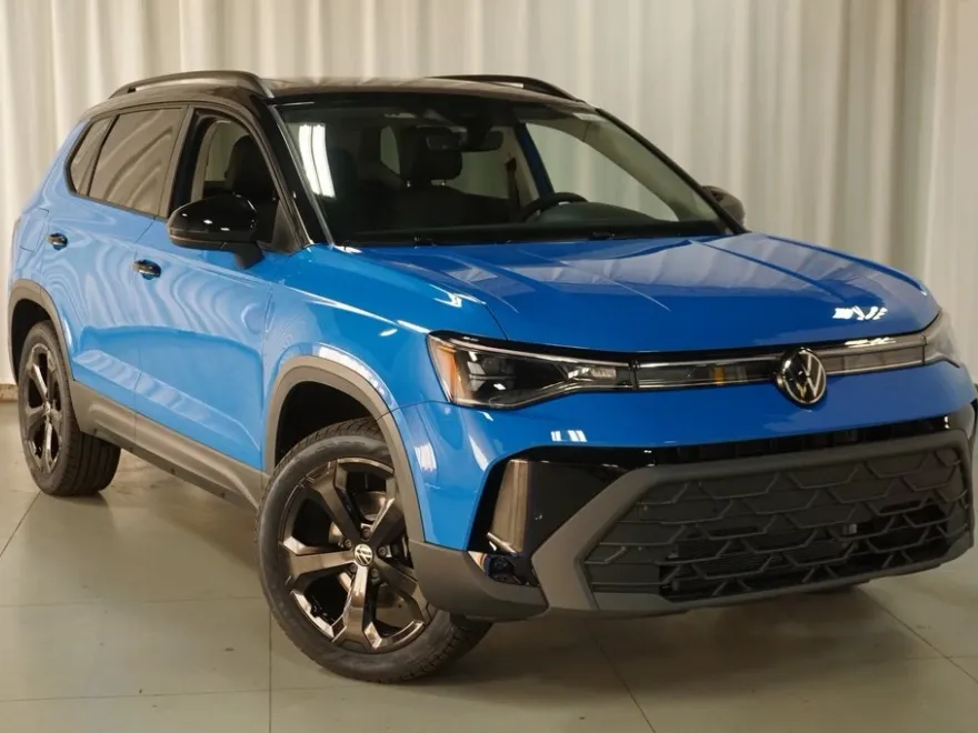 2025 Volkswagen Taos SE photo 1