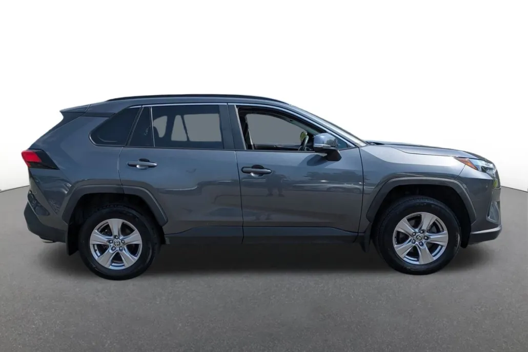 2022 Toyota RAV4 XLE photo 1