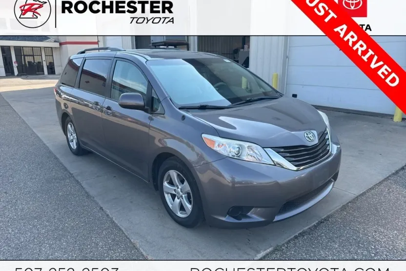 2014 Toyota Sienna LE photo 1