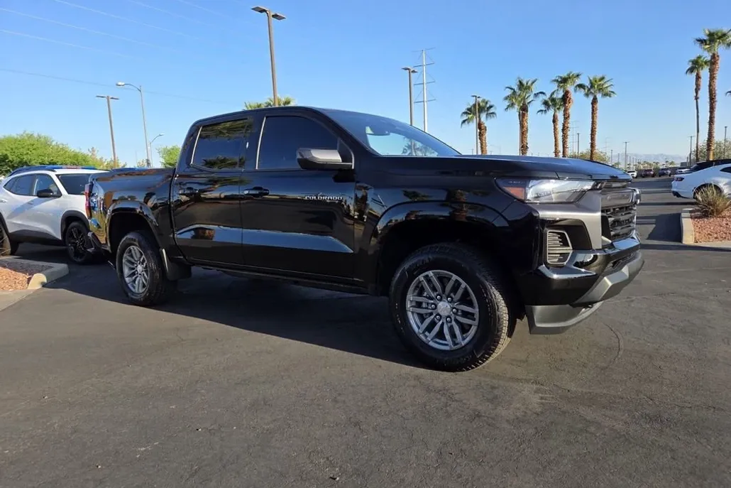 2025 Chevrolet Colorado Work Truck LT photo 1