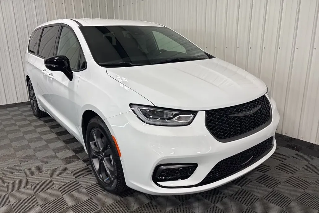 2026 Chrysler Pacifica photo 1