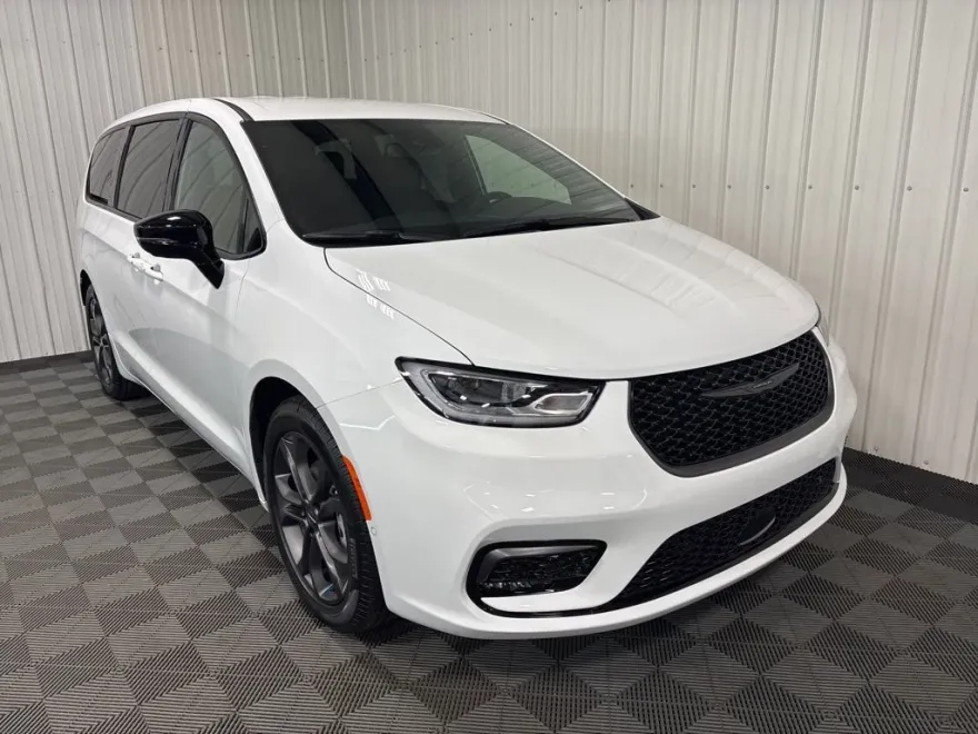 2026 Chrysler Pacifica photo 1