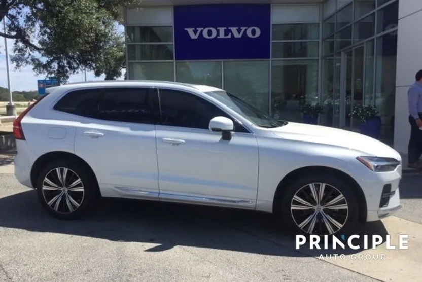 2023 Volvo XC60 B5 Plus photo 1