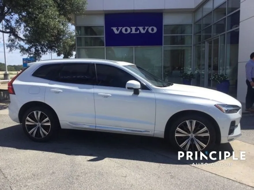2023 Volvo XC60 B5 Plus photo 1