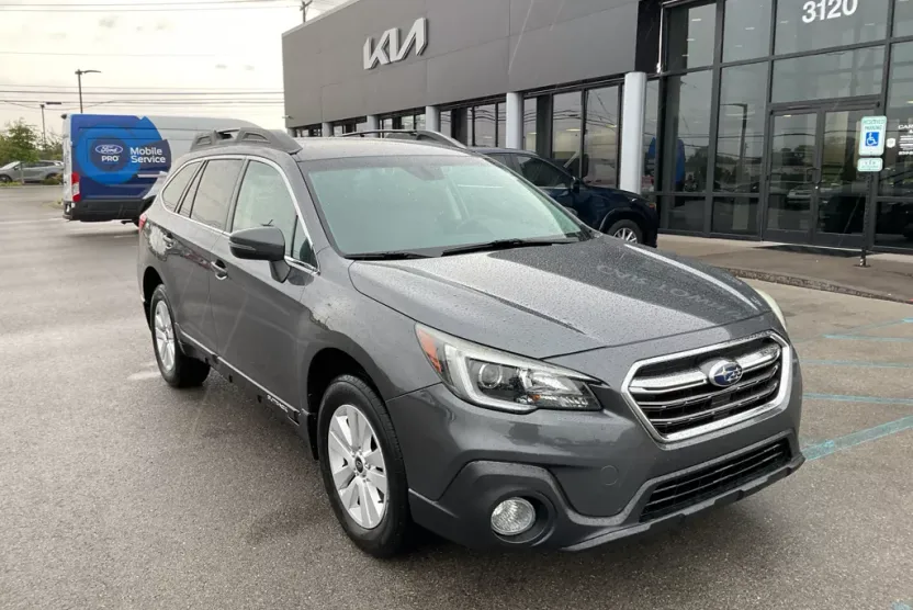 2018 Subaru Outback Premium photo 1