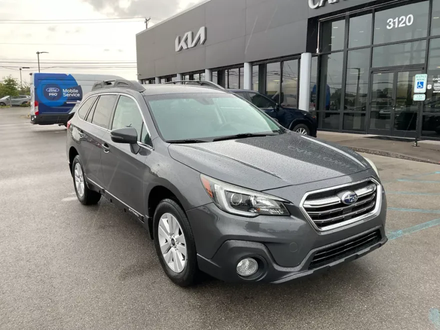2018 Subaru Outback Premium photo 1