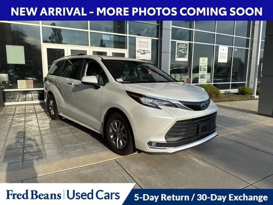 2022 Toyota Sienna XLE photo 1