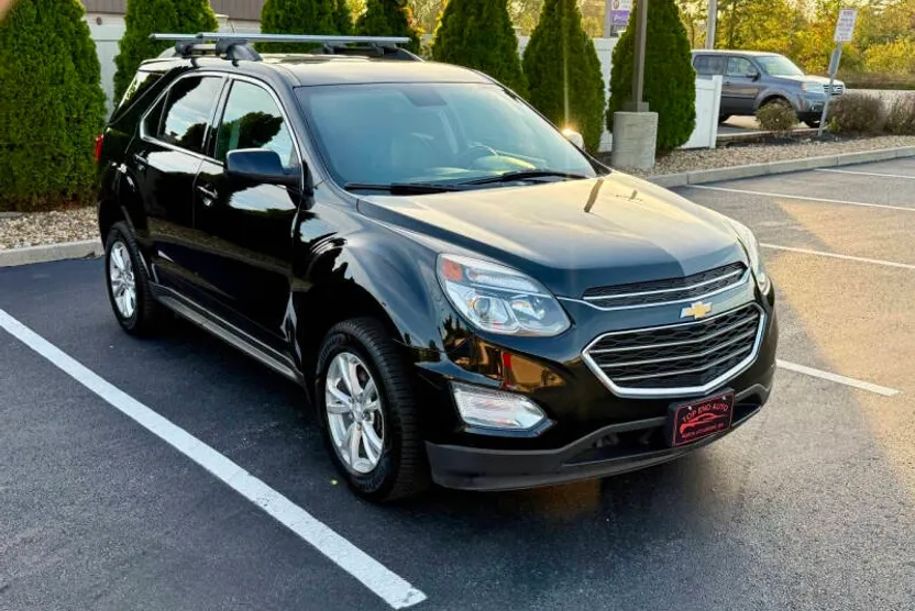 2017 Chevrolet Equinox LT photo 1