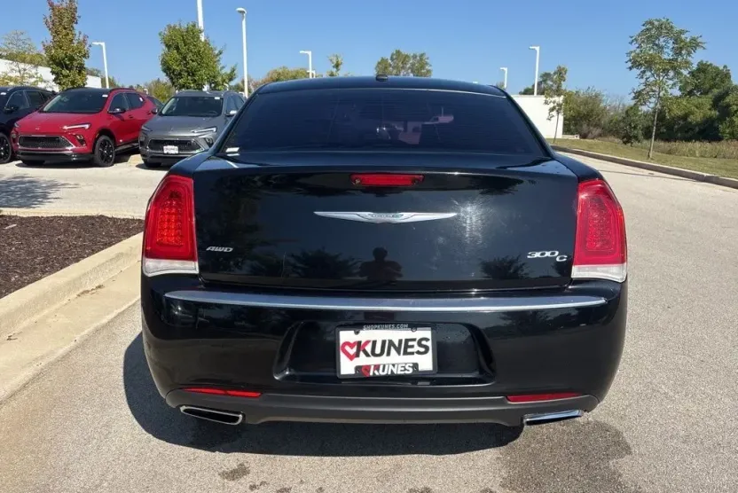 2016 Chrysler 300 C Platinum photo 1