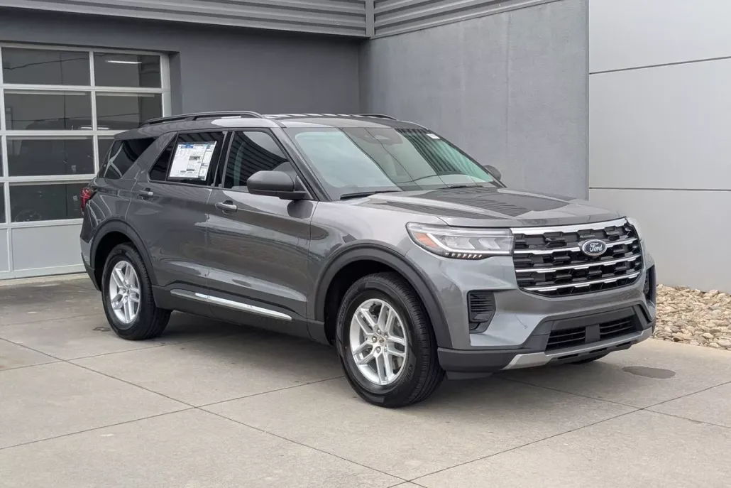 2025 Ford Explorer photo 1