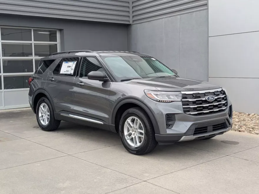 2025 Ford Explorer photo 1