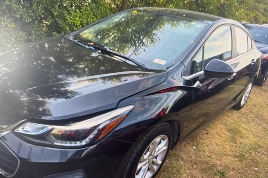 2019 Chevrolet Cruze LT photo 1