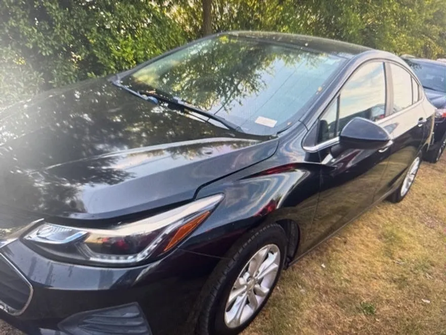 2019 Chevrolet Cruze LT photo 1