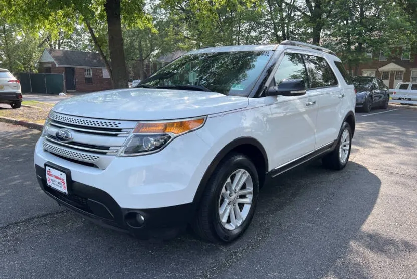 2015 Ford Explorer XLT photo 1