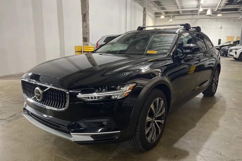 2024 Volvo V90 Cross Country B6 Plus photo 1