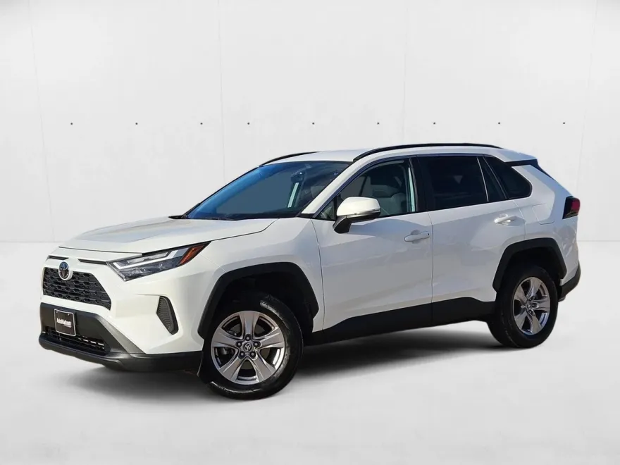 2023 Toyota RAV4 XLE photo 1