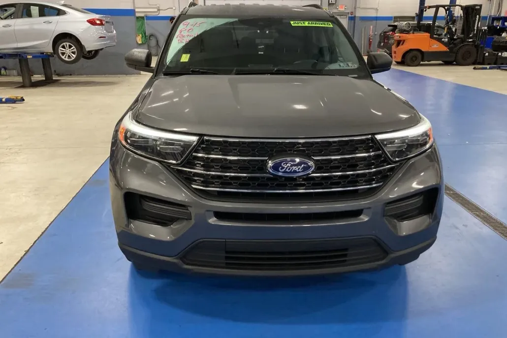 2023 Ford Explorer XLT photo 1