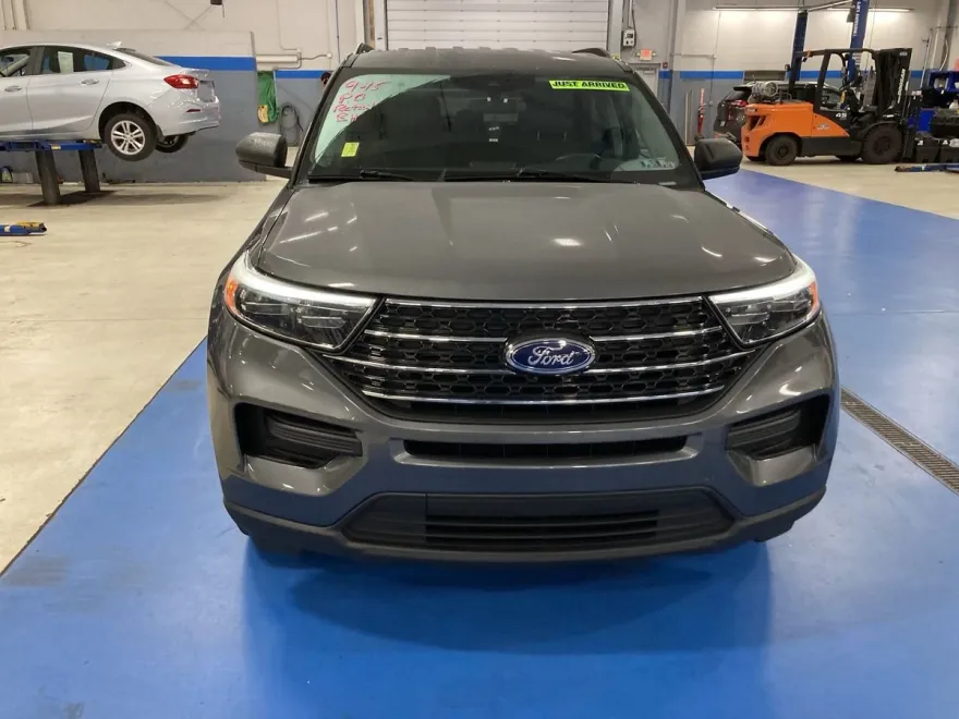 2023 Ford Explorer XLT photo 1