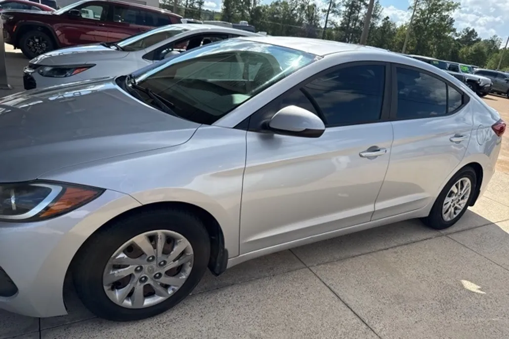 2018 Hyundai Elantra SE photo 1
