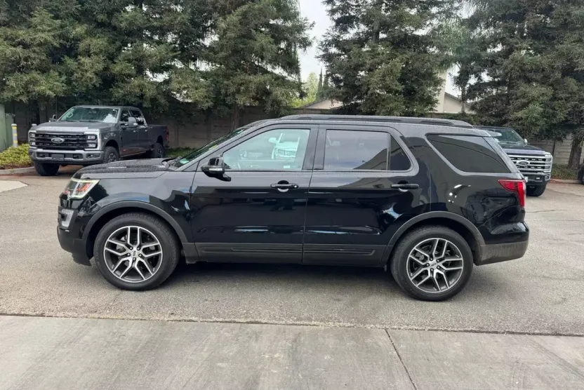 2017 Ford Explorer Sport photo 1