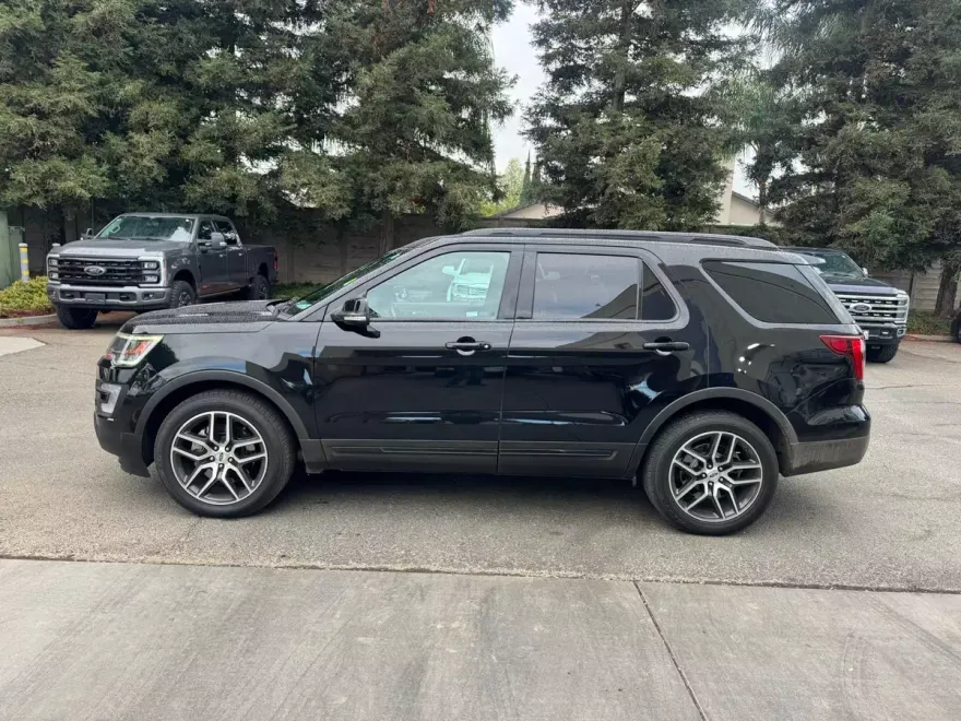 2017 Ford Explorer Sport photo 1