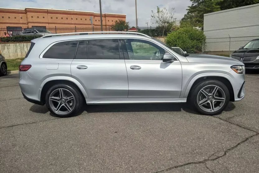 2025 Mercedes Benz GLS 450 4MATIC photo 1