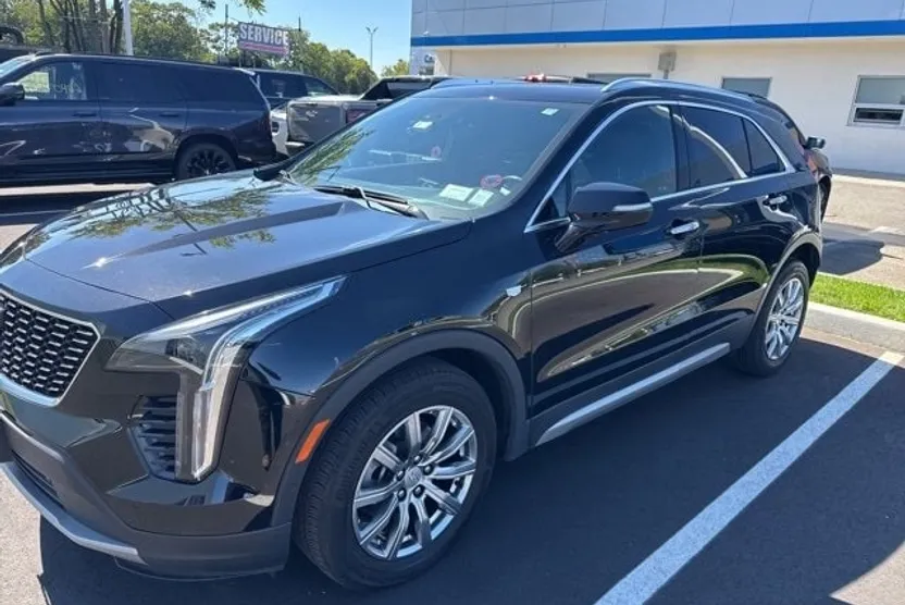 2022 Cadillac XT4 Premium Luxury photo 1