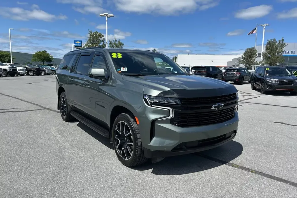 2023 Chevrolet Suburban RST photo 1