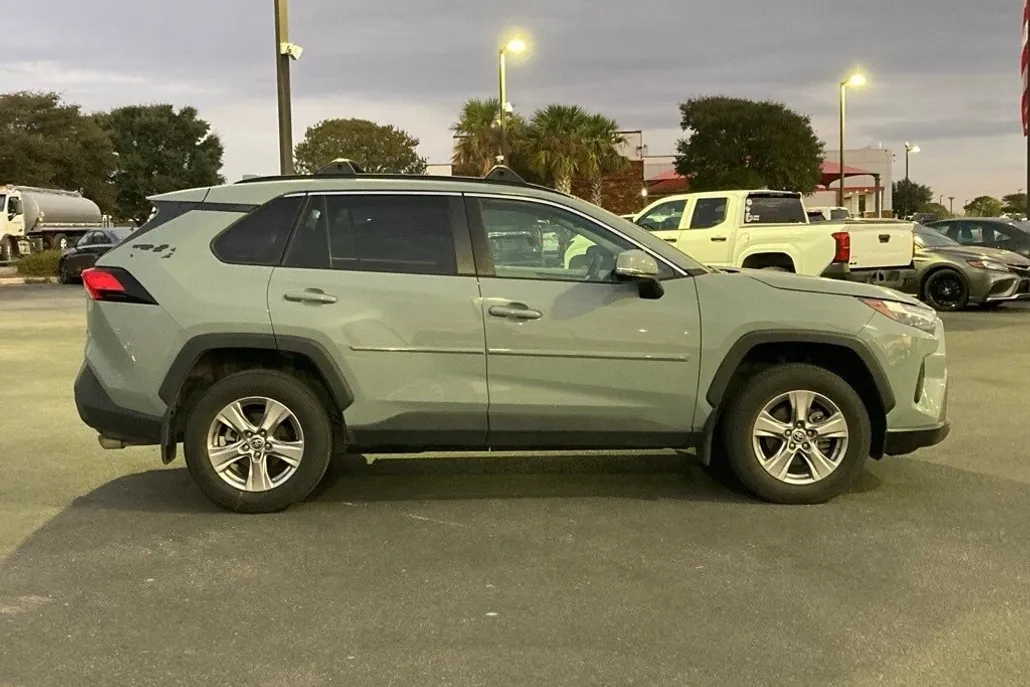 2022 Toyota RAV4 XLE photo 1
