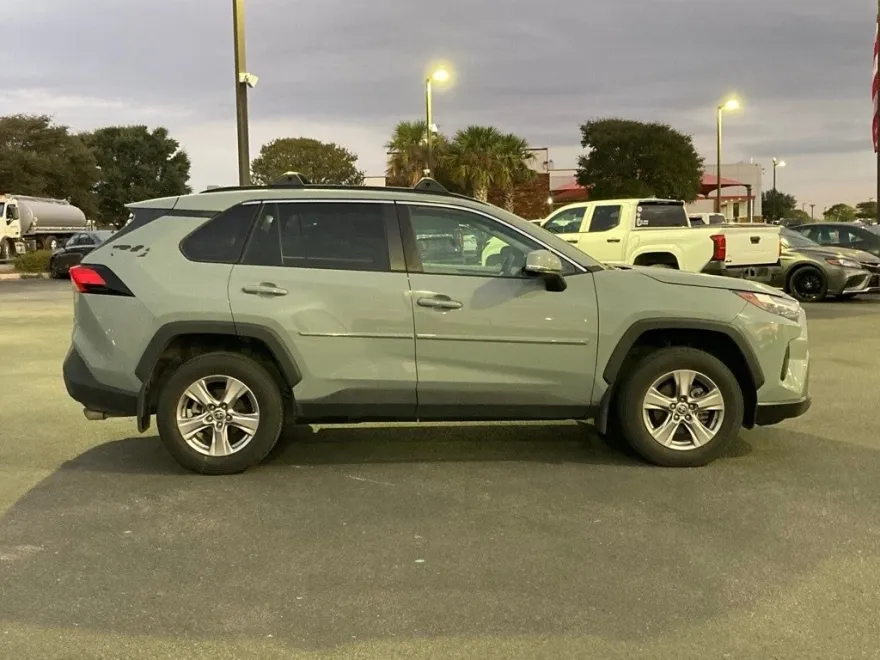2022 Toyota RAV4 XLE photo 1