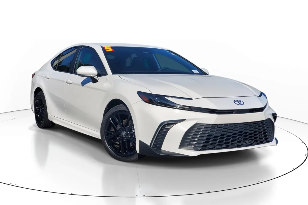 2025 Toyota Camry SE photo 1