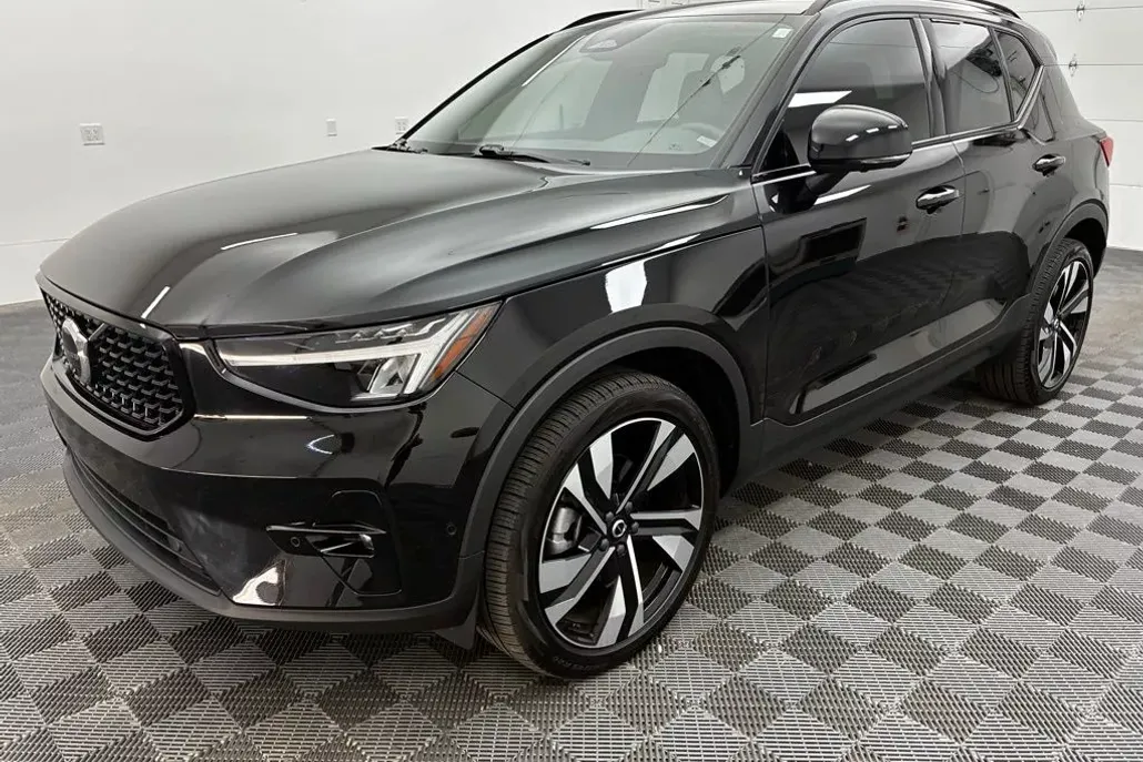 2023 Volvo XC40 Plus photo 1