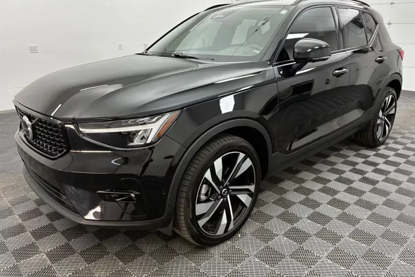2023 Volvo XC40 Plus photo 1